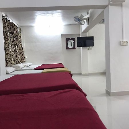 Hotel Priti International Мапуса Екстериор снимка