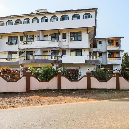 Hotel Priti International Мапуса Екстериор снимка