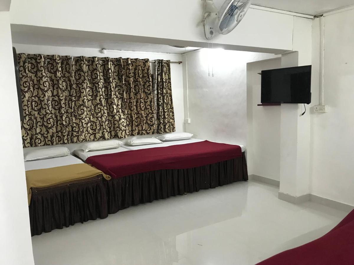Hotel Priti International Мапуса Екстериор снимка