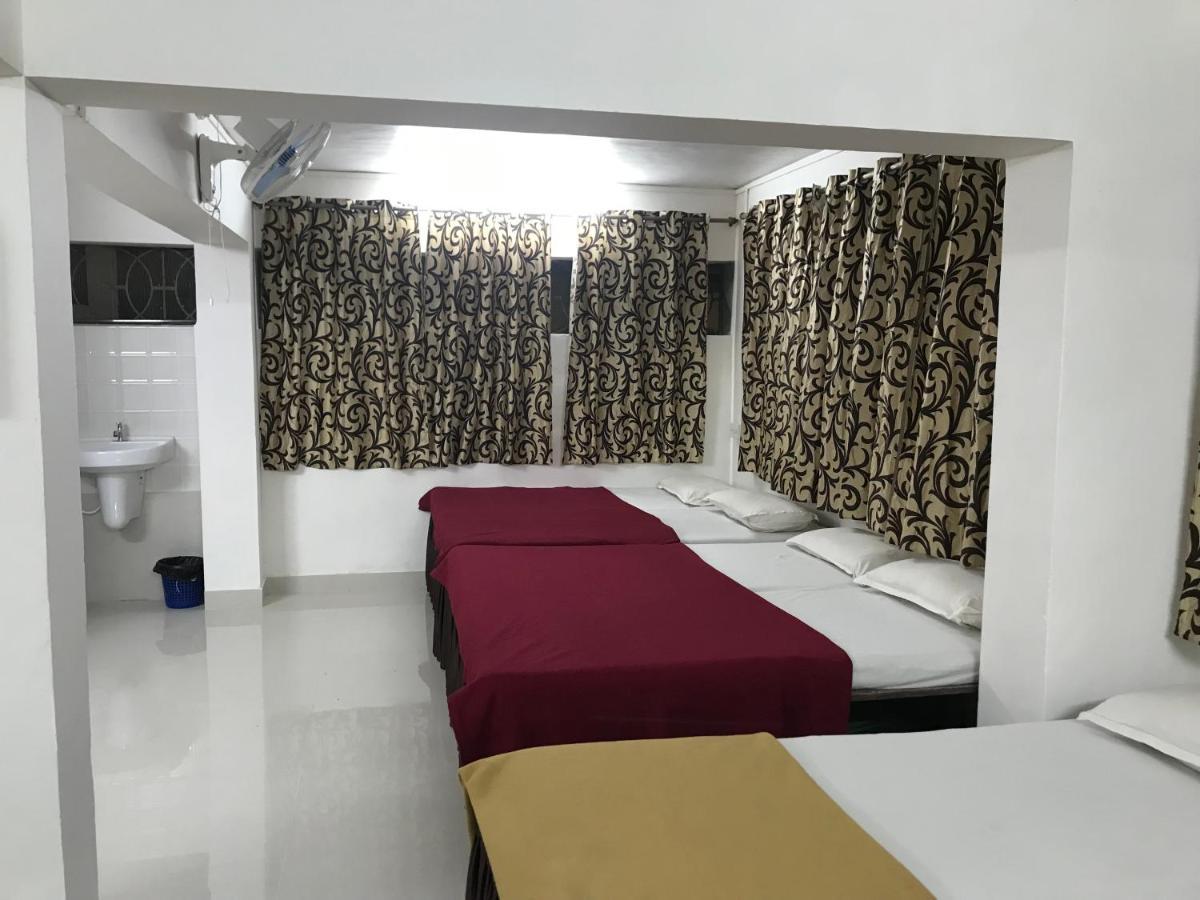 Hotel Priti International Мапуса Екстериор снимка