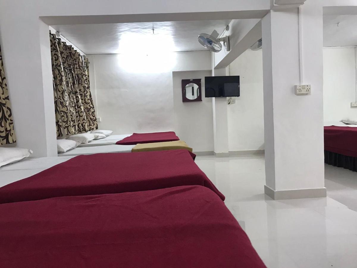 Hotel Priti International Мапуса Екстериор снимка