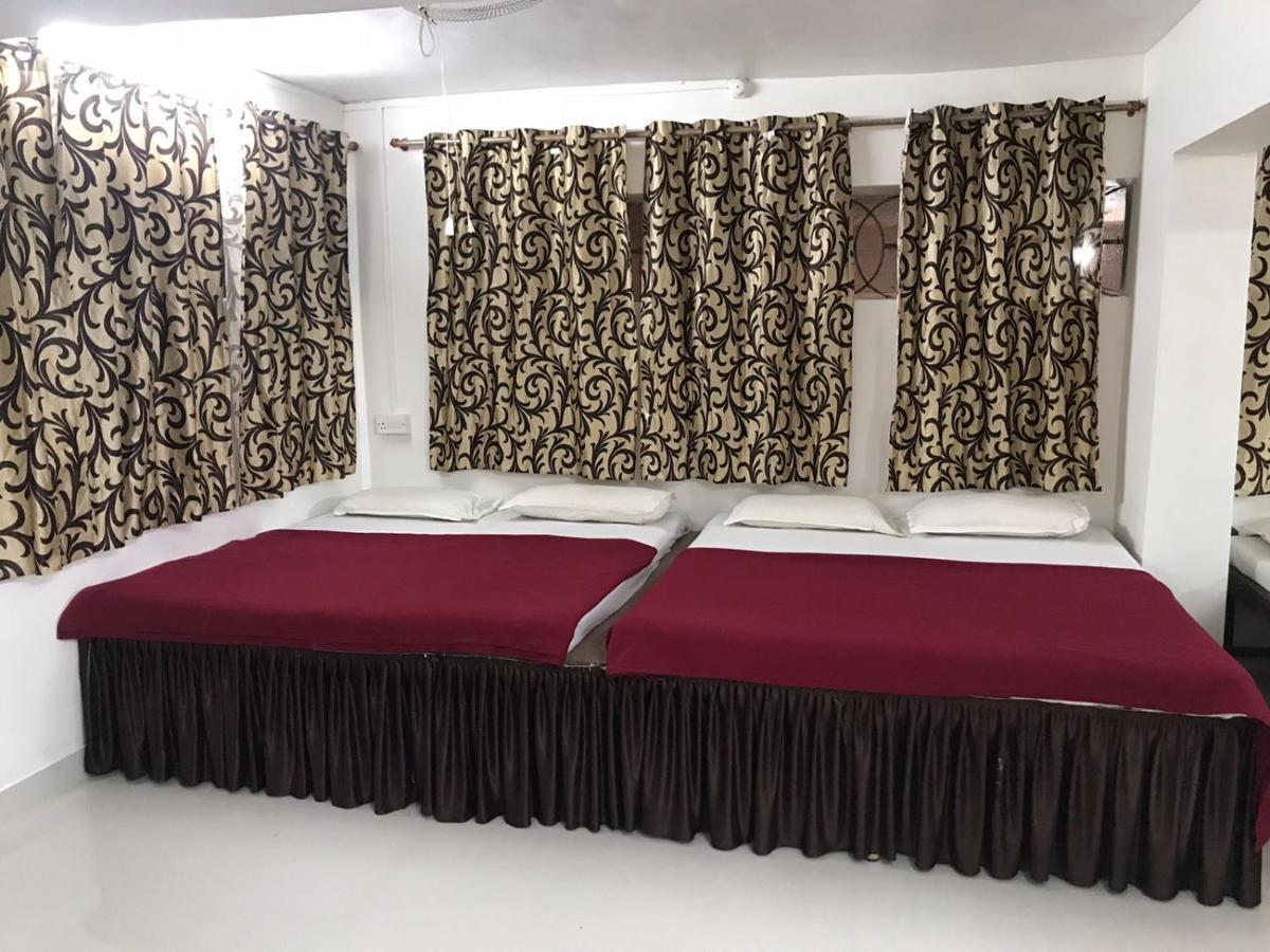 Hotel Priti International Мапуса Екстериор снимка