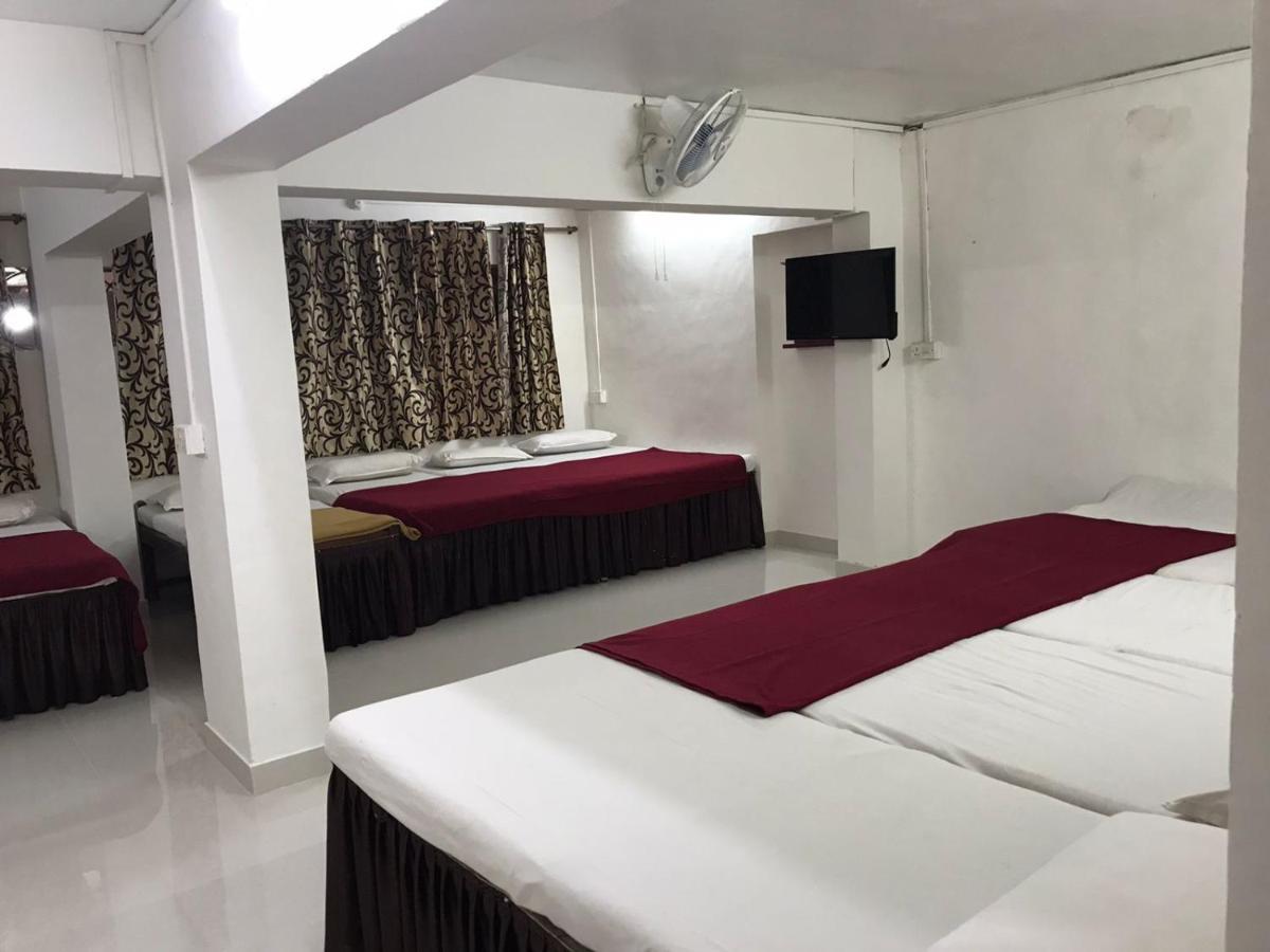 Hotel Priti International Мапуса Екстериор снимка