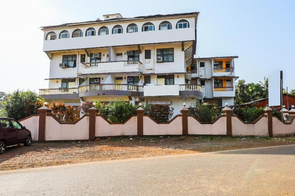 Hotel Priti International Мапуса Екстериор снимка